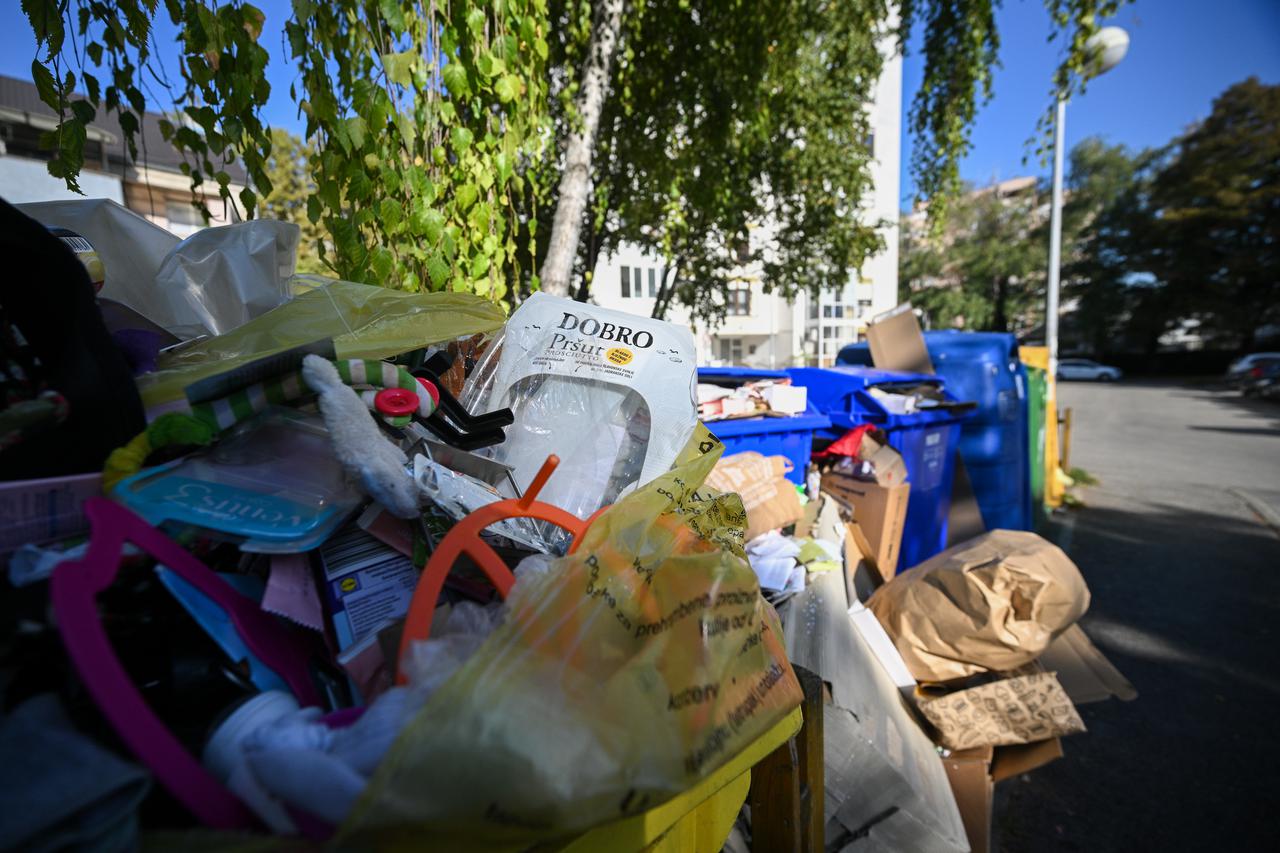 Zagreb: Holding štrajka treći dan, kontejneri u naselju Prečko su zatrpani 