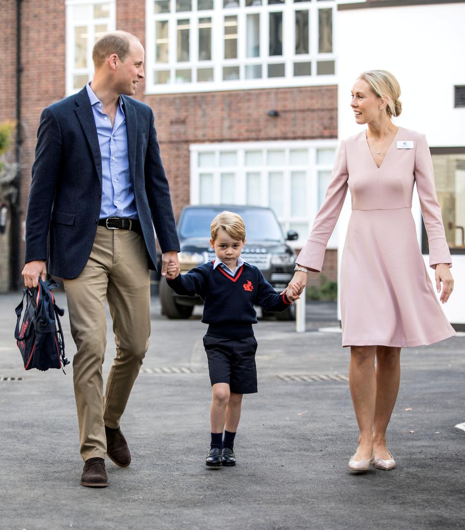 Princ George jučer je prvi put sjeo u školske klupe, a do škole ga je dopratio tata, princ William. 