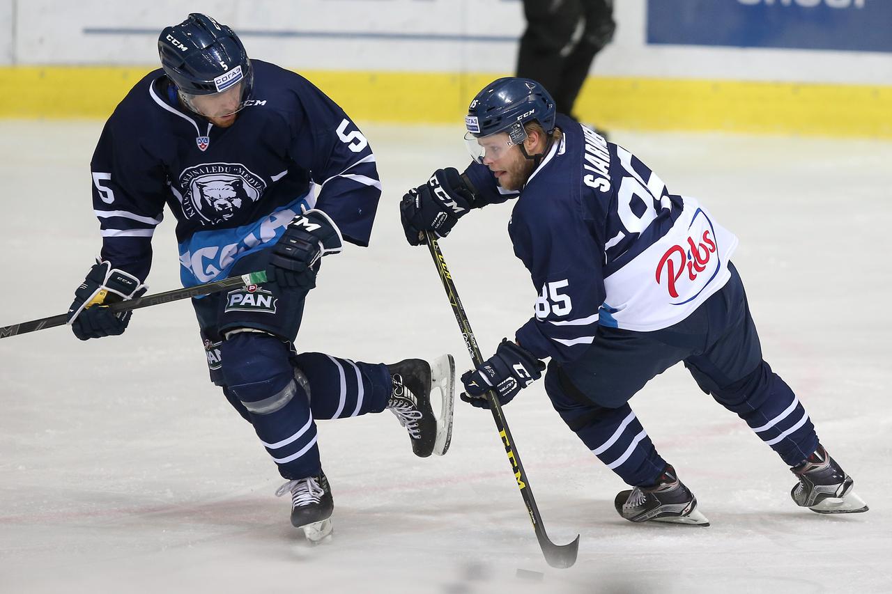 30.09.2015., Dom sportova, Zagreb - Kontinentalna hokejaska liga, 16. kolo, KHL Medvescak Zagreb - HC Neftekhimik Nizhnekamsk. Jesse Saarinen, Colby Genoway. Photo: Igor Kralj/PIXSELL