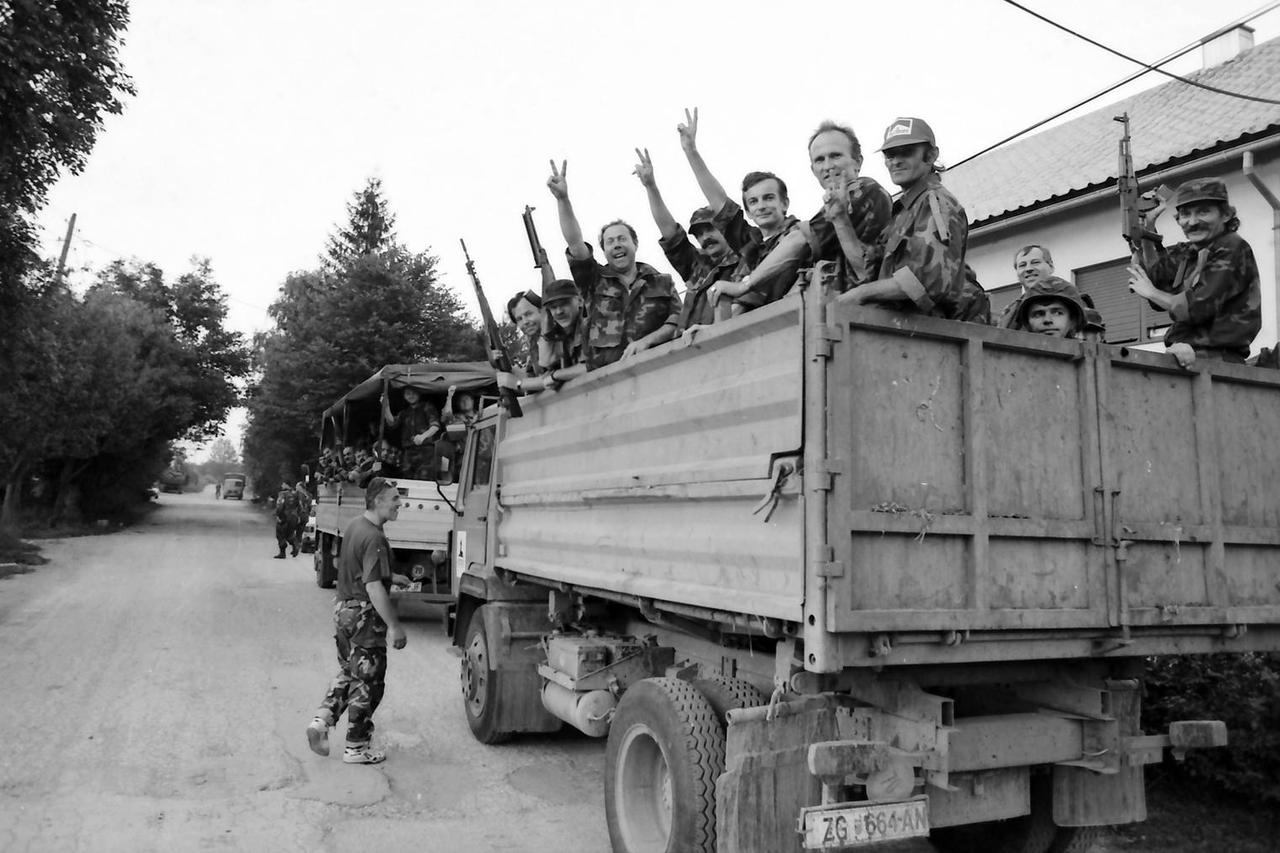 Hrvatska vojska u netom oslobo?enom Plaškom i Plitvi?kim jezerima, 7.8.1995.