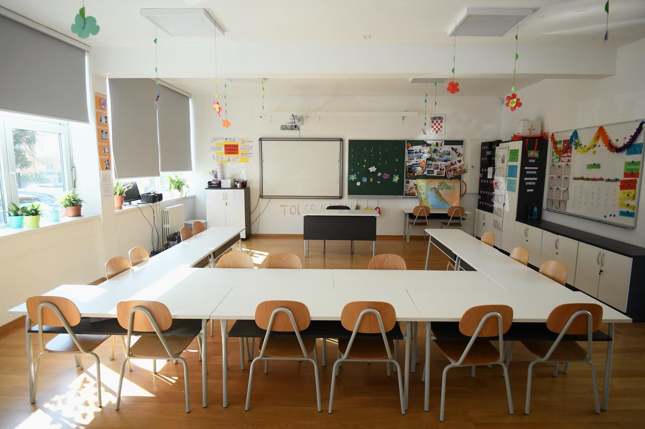 Zagreb: Ministrica Divjak zaigrala badminton tijekom obilaska škole i provjere novog načina rada