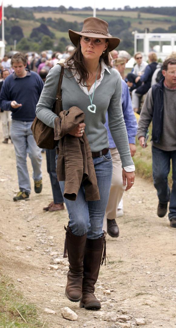 Kate Middleton, jedna od najistaknutijih članica kraljevske obitelji i supruga britanskog prijestolonasljednika, javnosti je postala poznata i prije nego što je stekla kraljevsku titulu. Njezina prisutnost u medijima datira još iz studentskih dana, kada se prvi put pojavila kao djevojka princa Williama.