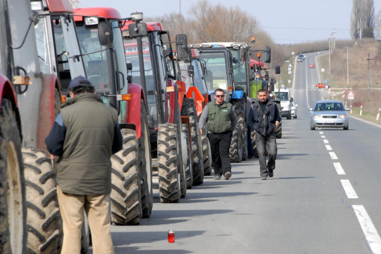 \'12.03.2011., Vinkovci-Jarmina-pobunjeni seljaci kraj barikada Êe zavrtjeti prase, dovesti konje i tamburaπe, a na veselicu su pozvali i ministra »obankoviÊa Photo: Goran Ferbezar/PIXSELL\'