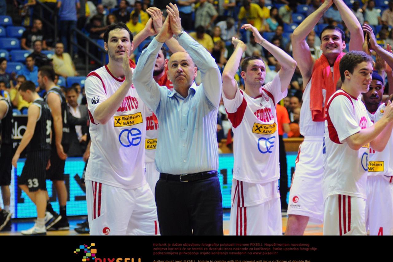 \'28.4.2012., Tel Aviv, Izrael - Nokia Arena. Polufinalna utakmica ABA lige,   izmedju KK Cedevite i KK Partizana. Trener KK Cedevite. Drazen Anzulovic slavi sa svojim igracima prolaz u finale ABA lig