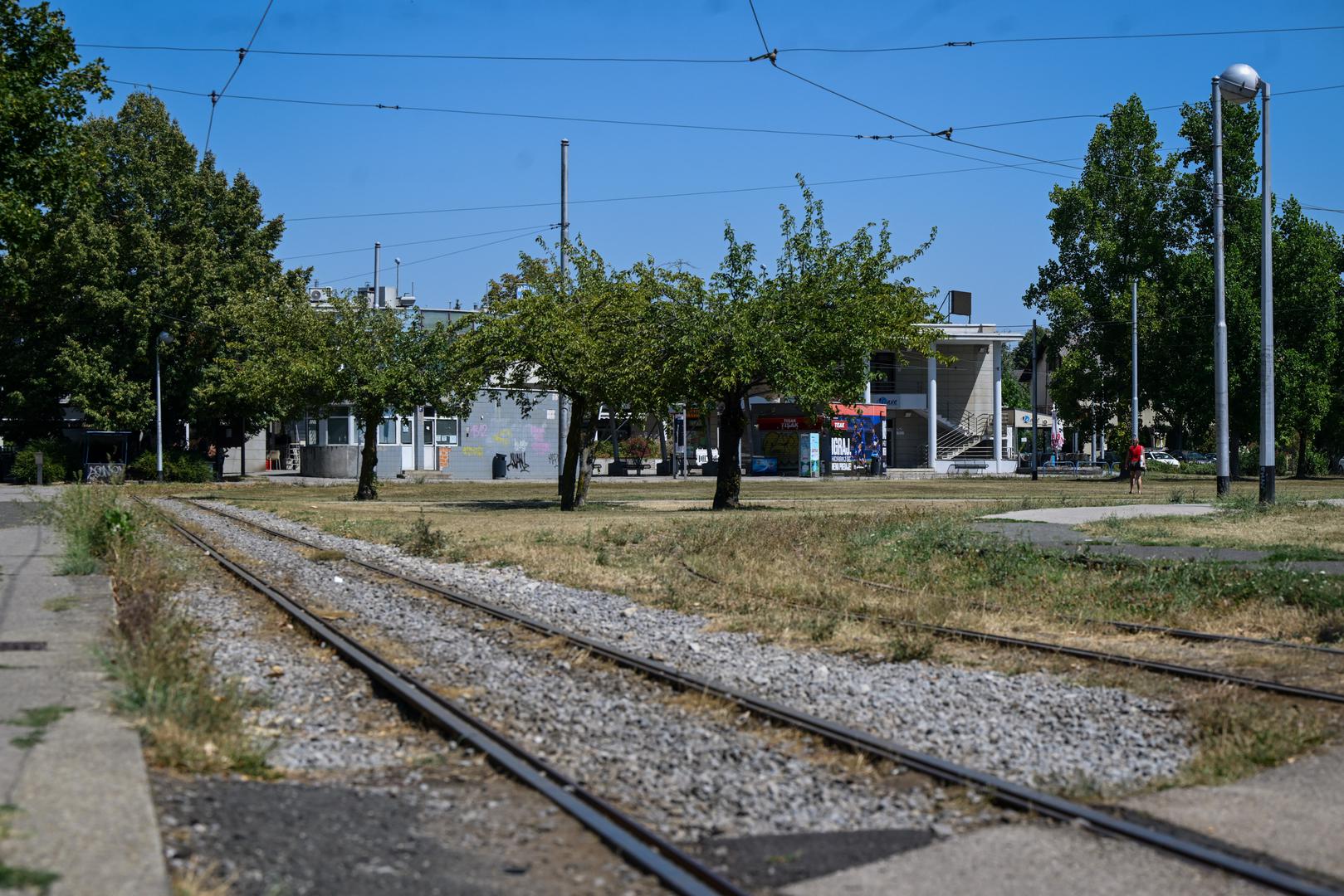 Do rujna traju radovi na zamjeni pruge u Zvonimirovoj do Heinzelove, pa tramvaji ne voze do okretišta na Borongaju, a kako pokazuju fotografije s terena, stajališta i pruge postali su pomalo zapušteni