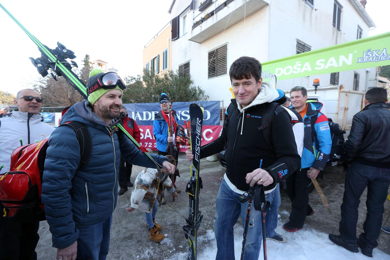 Osim skijaške utrke na glavnom trgu Velog Iža organiziran je i program te gastro ponuda za sve posjetitelje.