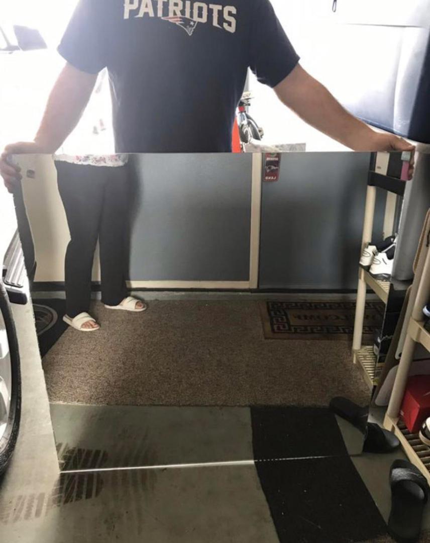 Korisnici društvenih mreža oduševljeni su fotografijama ljudi koji prodaju ogledala. Jer, realno, kako to može ispasti nego – smiješno?