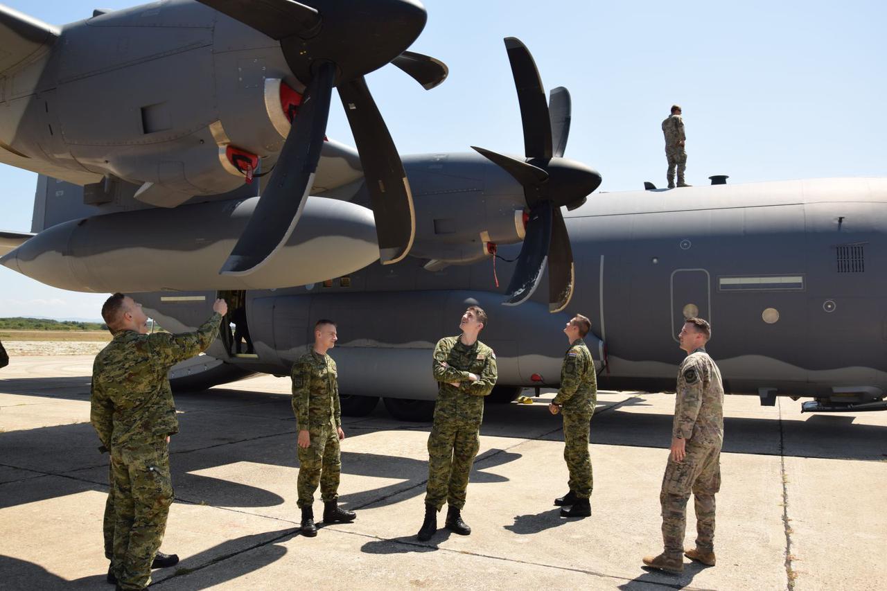 Američki avioni MC-130 u bazi u Zemuniku