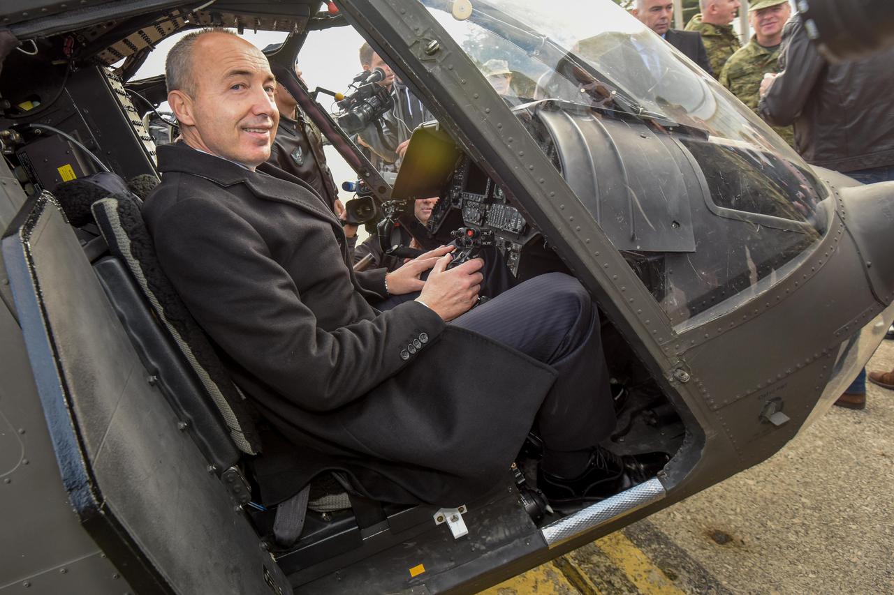 08.12.2016., Zemunik - U 93. zrakoplovnoj bazi Hrvatskog ratnog zrakoplovstva u vojarni Zemunik, odrzana je prezentacija opremljenosti Eskadrile helikopterima OH-58D Kiowa Warrior.  Sesnaest helikoptera iz projekta opremanja Oruzanih snaga RH izvidnicko-b