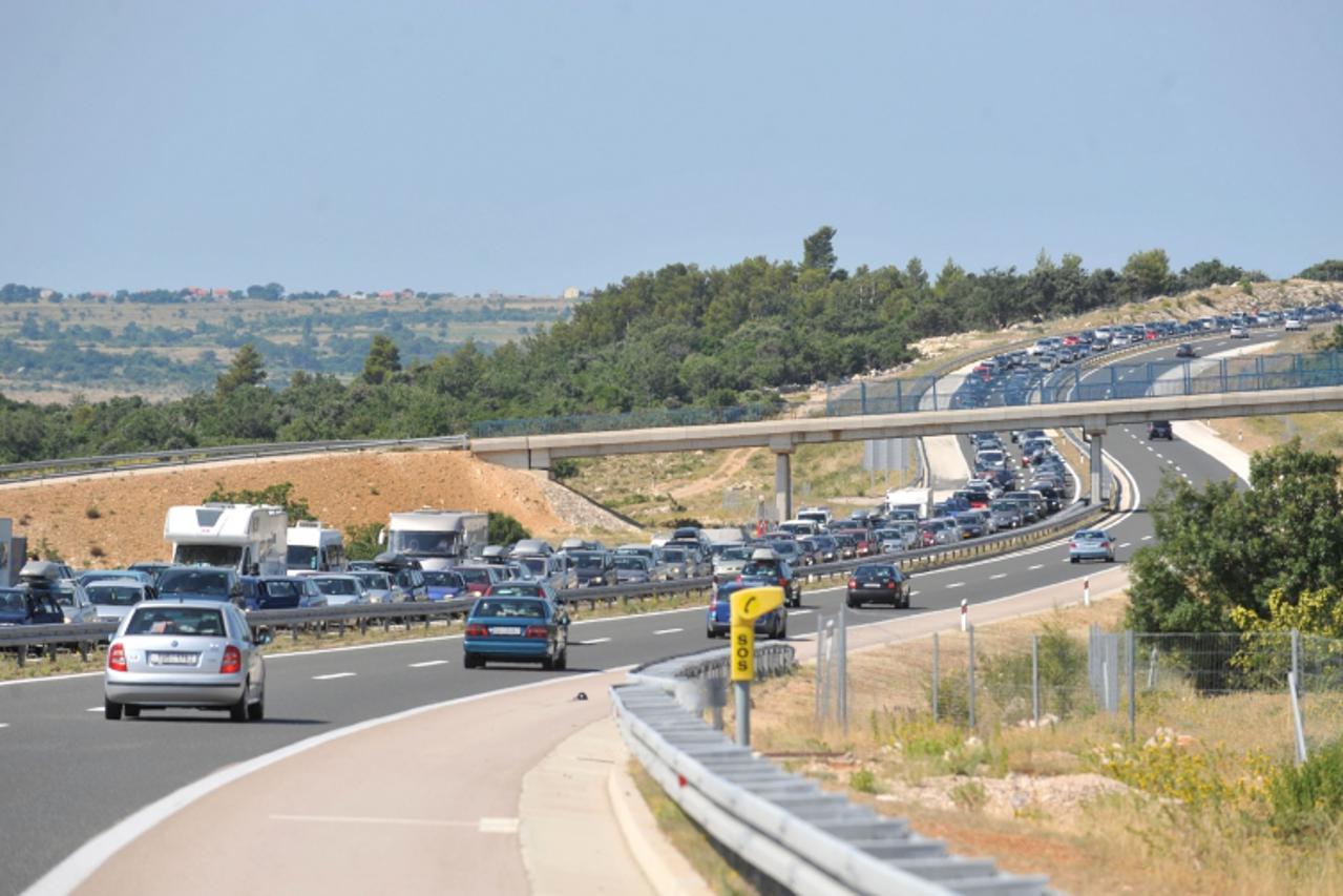 'unu zagreb 19.07.2008 ...autocesta A1...Zagreb - Split...kod izlaza za maslenicki most je zatvorena autocesta prema svetom roku i nastaje kolona vozila koja je duga do 10KM... Foto:Antonio Bronic  =V
