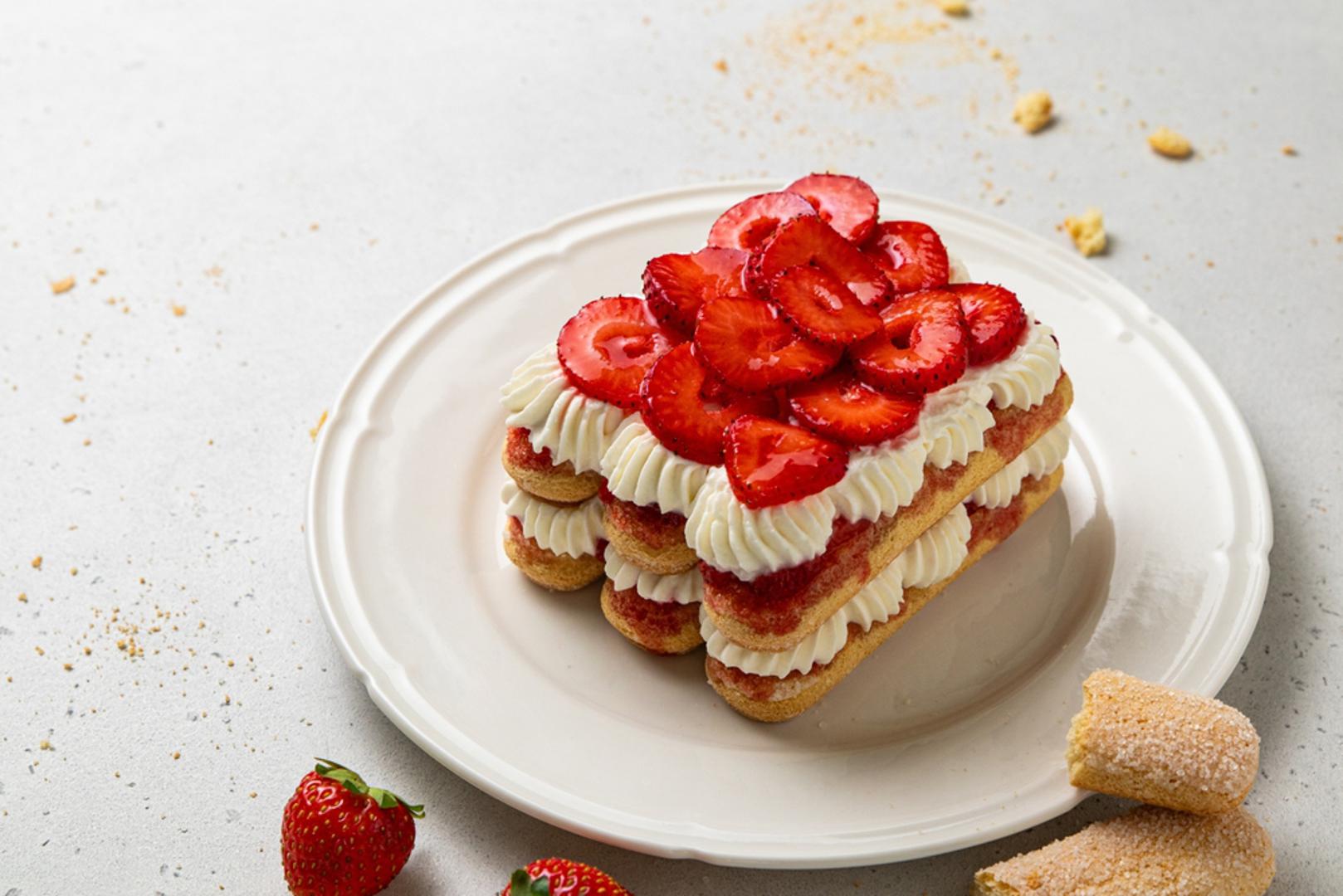 Brza torta od jagoda i keksa: Ovo je desert koji ne traži pečenje, pa je idealan za dane kada želimo nešto slatko, ali jednostavno. U kalup se slažu keksi namočeni u mlijeko, krema od mascarponea, jogurta ili šlaga te narezane jagode. Nakon nekoliko sati hlađenja u hladnjaku, torta postaje sočna, lagana i savršena za proljetna druženja.