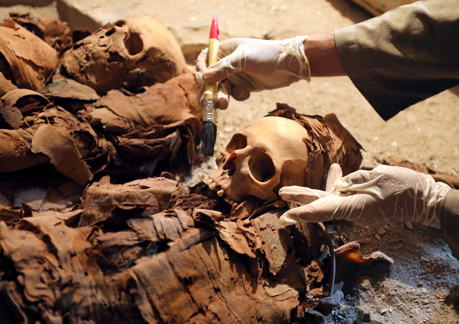 U grobovima se nalaze mumije, skulpture, glinene posude i raznobojni natpisi.