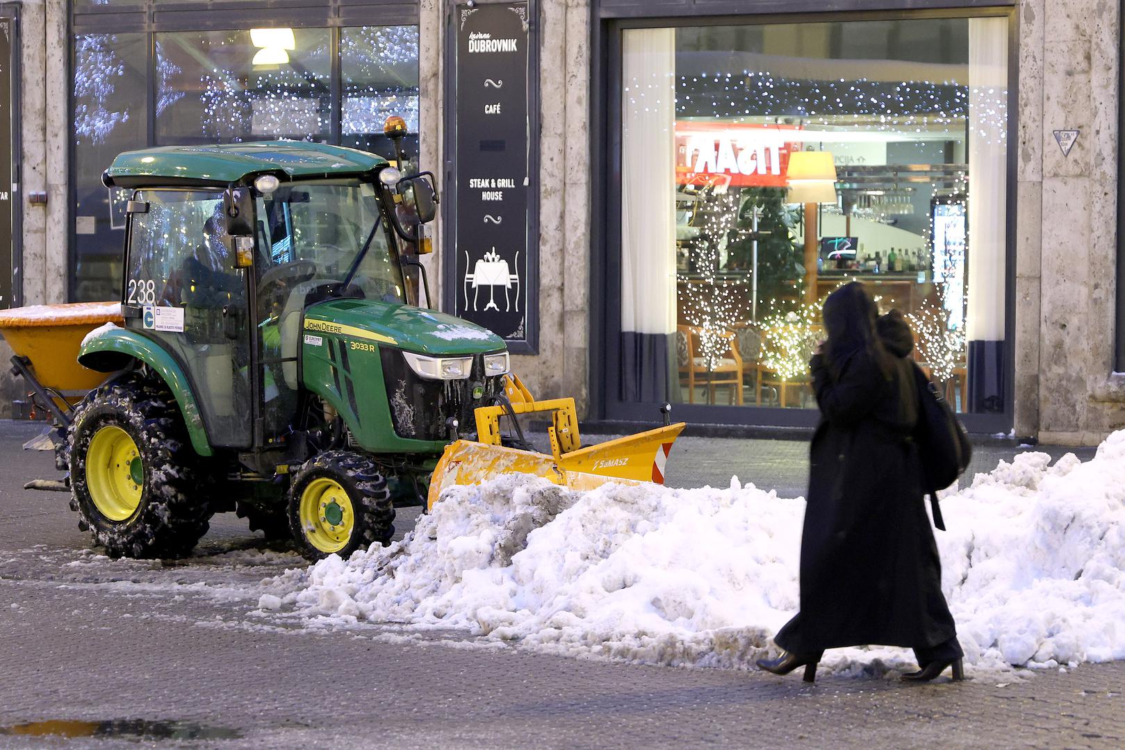 Tijekom noći je u Zagrebu došlo do prestanka padalina, što je omogućilo učinkovitije čišćenje prometnica. Sve raspoložive ekipe Zagrebačkih cesta radile su na održavanju prohodnosti cesta u Zagrebu