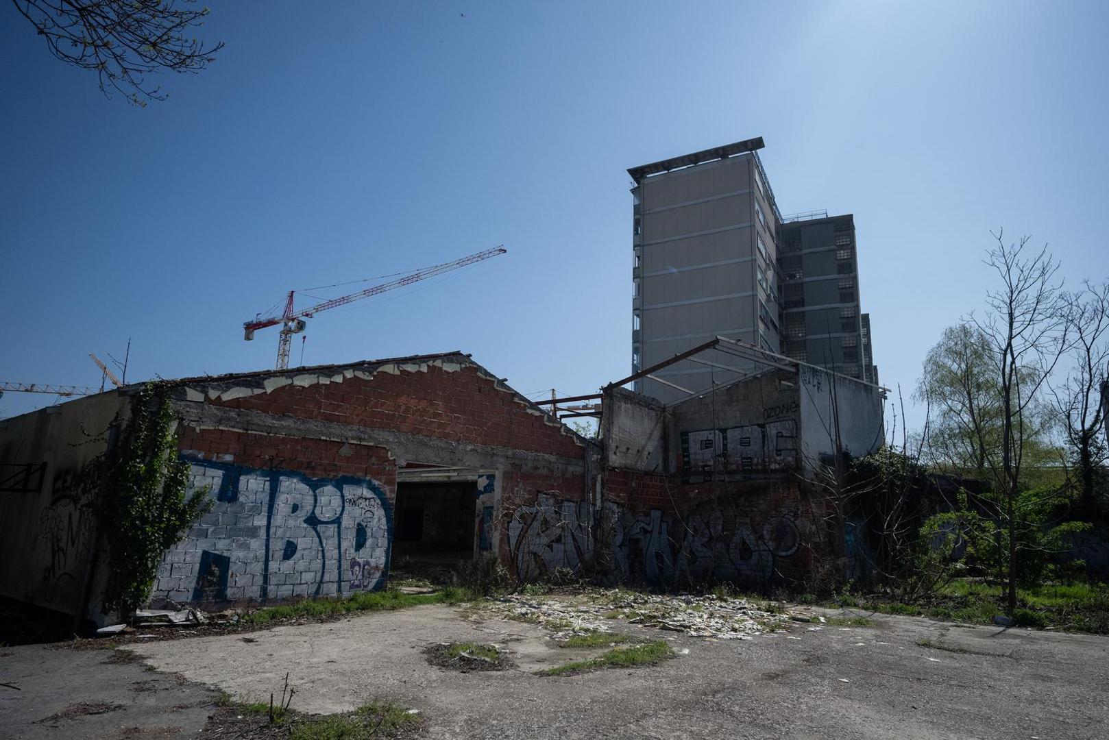 A trebao je to biti i bio je Diskontni trg, kako samo ime kaže, mjesto gdje bi se moglo u povoljnu kupnju dok prolazite usput, no već dugo ruševna zgrada to nije.