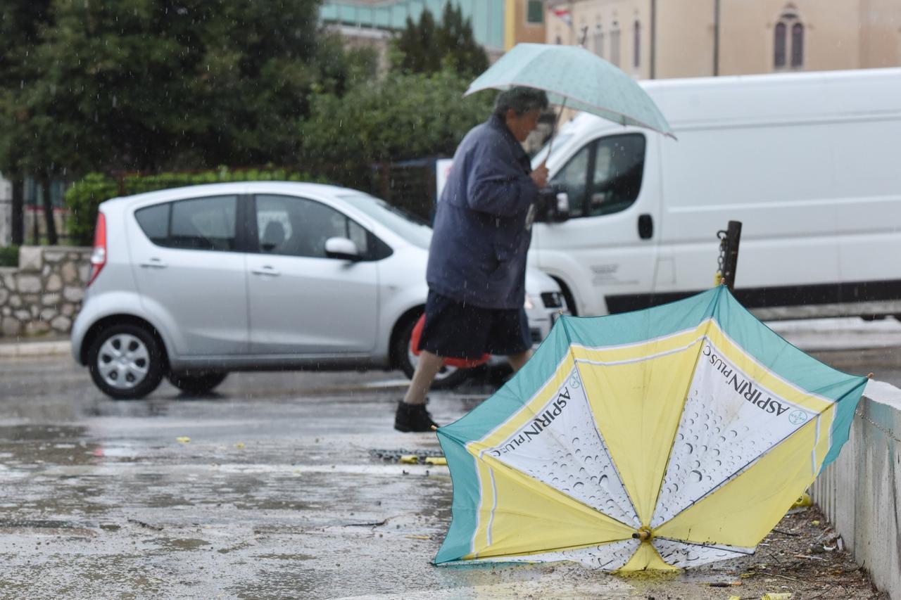 Šibenik: Bura i kiša stvaraju probleme u prometu