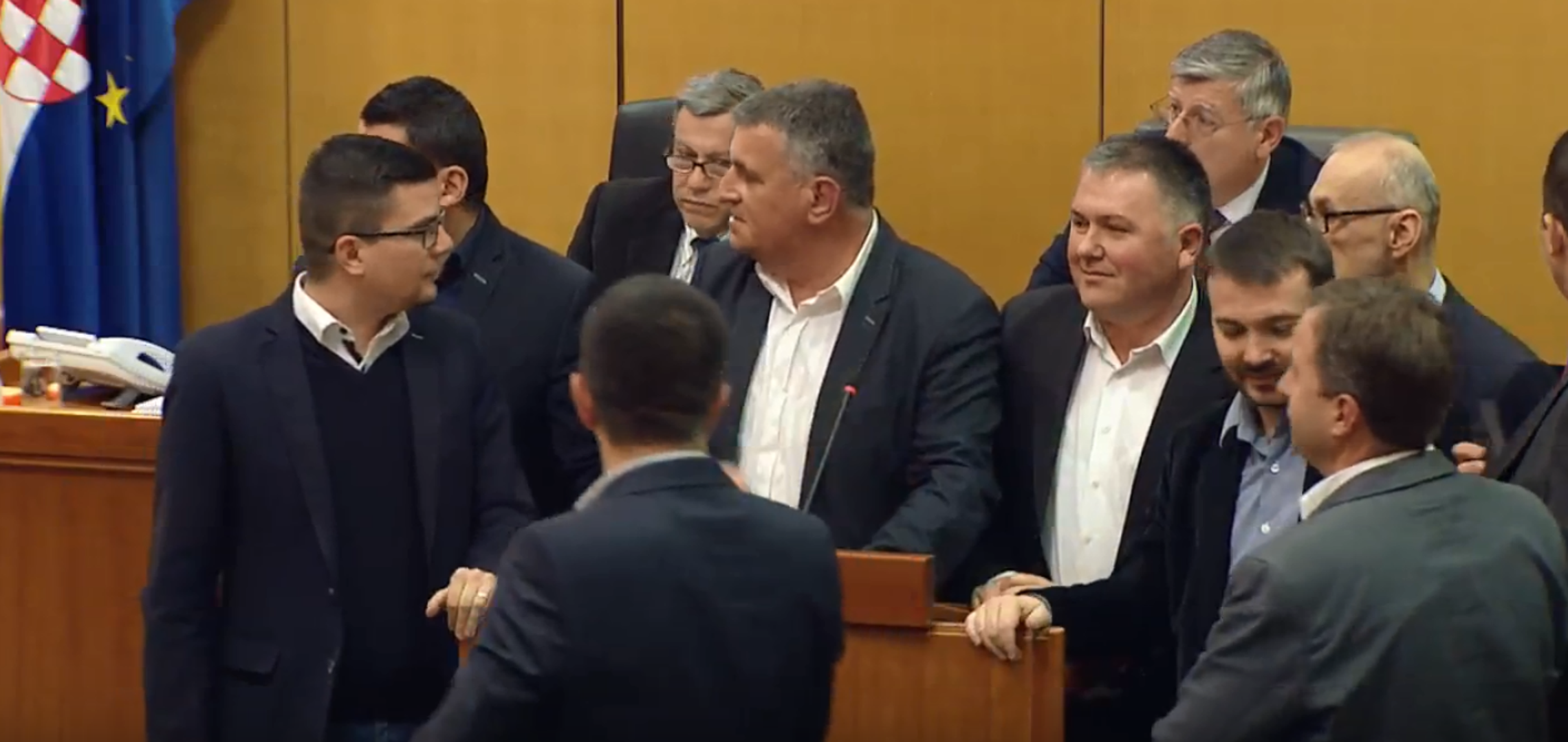 Nakon što se oporba bunila zbog rasporeda rasprave o zakonima Bulj je izišao pred govornicu bez da mu je predsjedavajući dao riječ, pa zaradio opomenu s oduzimanjem riječi. Isto je napravio i Grmoja, pa opet Bulj, a Reiner je zatražio da se sjednica prekine i da straža odvede Bulja iz sabornice... 