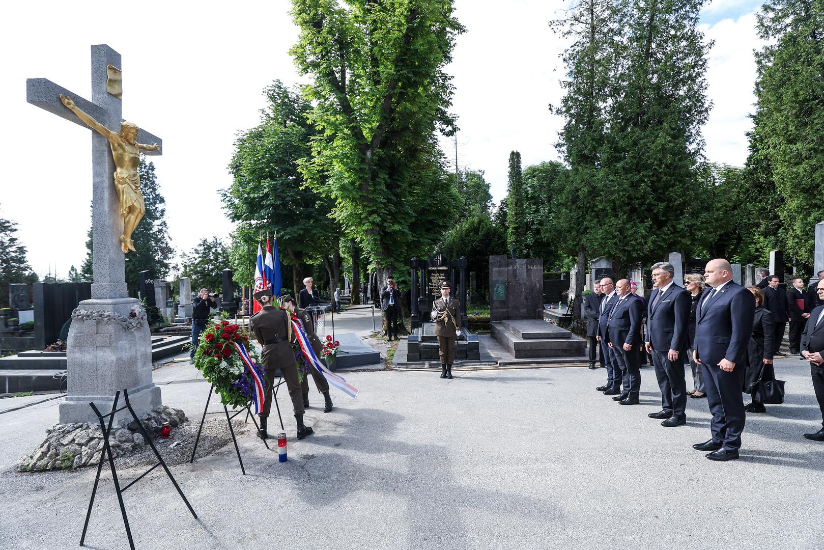 Na zagrebačkom Mirogoju obilježena je 80. godišnjica Blajburške tragedije i Križnog puta, uz poruke premijera Andreja Plenkovića i predsjednika Sabora Gordana Jandrokovića da Hrvatska osuđuje sve totalitarne režime i teži povijesnoj istini i dostojanstvu svake žrtve.