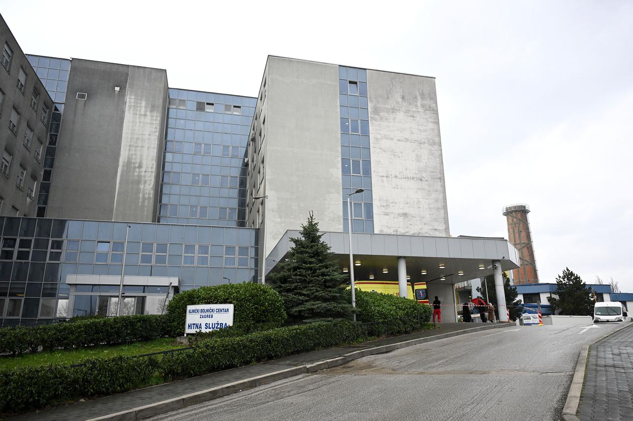 Zagreb: Zbog jakog vjetra odvojio se dio fasada na zgradi hitnog prijema KBC-a Zagreb