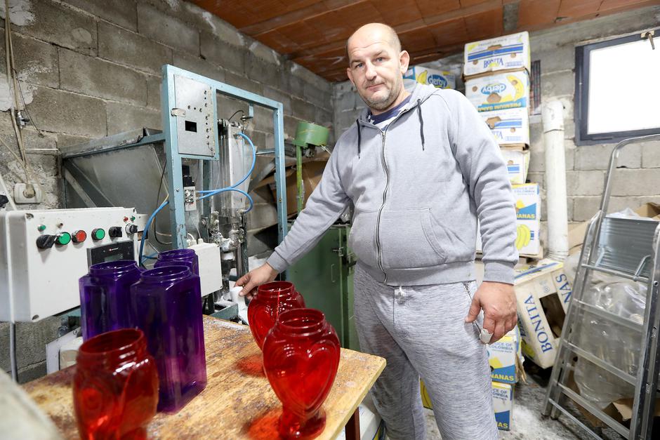 Zagreb: Božidar Bužan preko 30 godina prozvodi svijeće i prodaje ih na Mirogoju