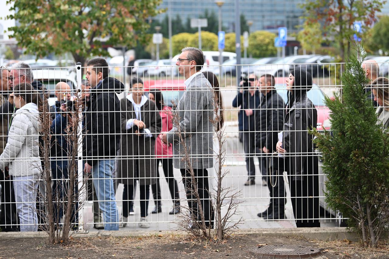 Beograd: Aleksandar Vučić i supruga čekaju u redu ispred biračkog mjesta
