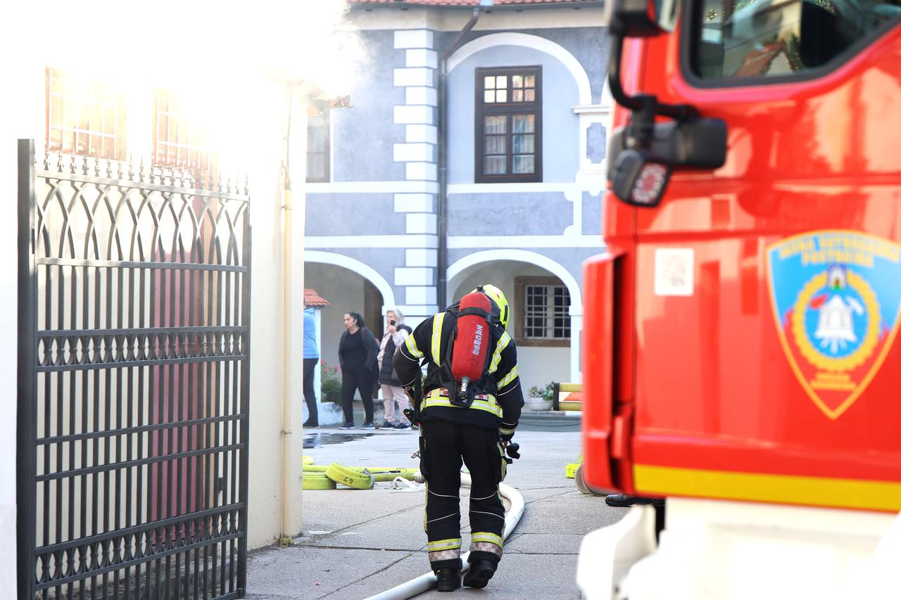 Zagreb: Na dvorišnoj zgradi na Kaptolu izbio je požar, vatrogasci izašli na intervenciju
