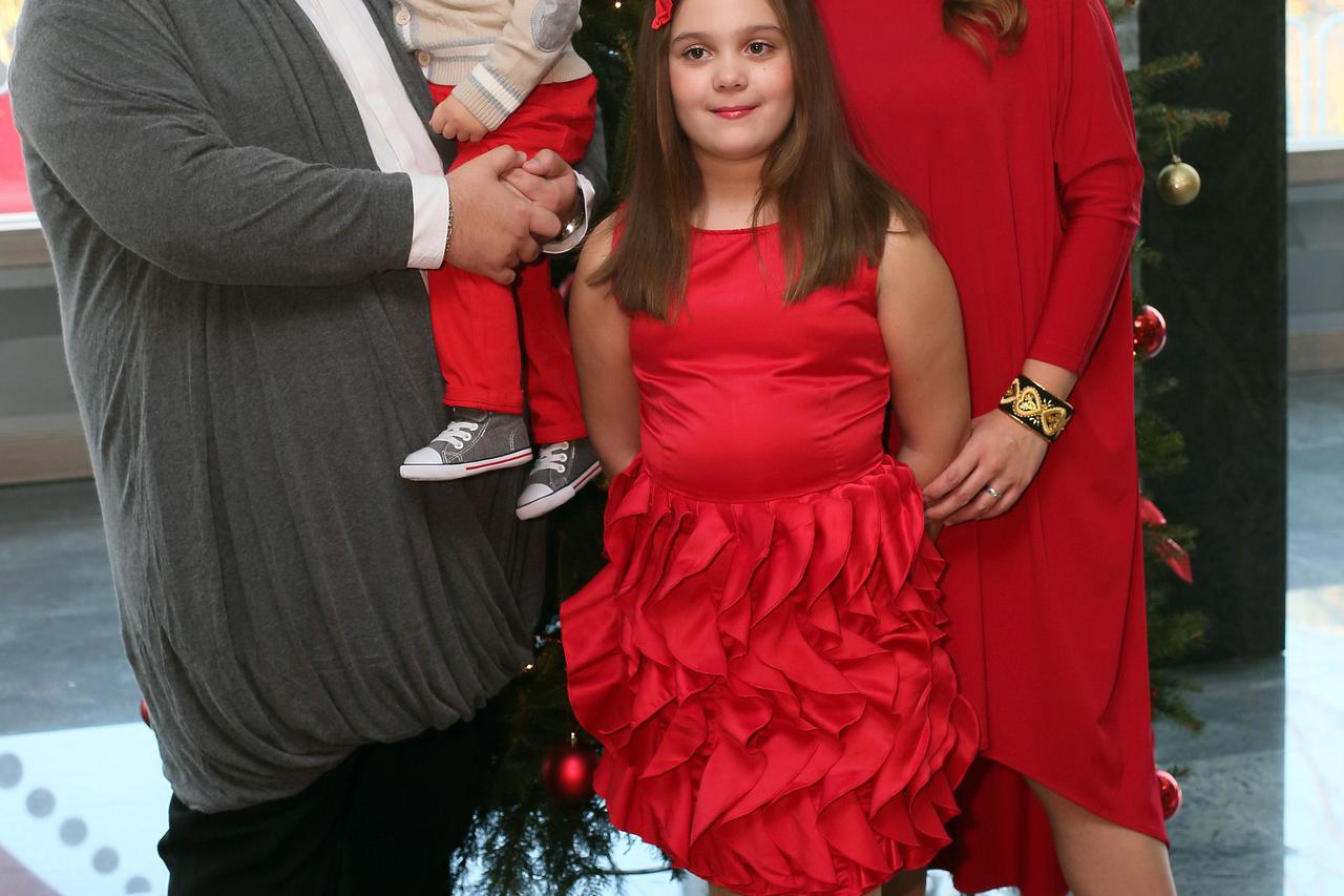 SPECIJAL EKRAN 20.12.2014., Zagreb - Jaques Houdek sa suprugom Brigitom te djecom Davidom i Sofijom.