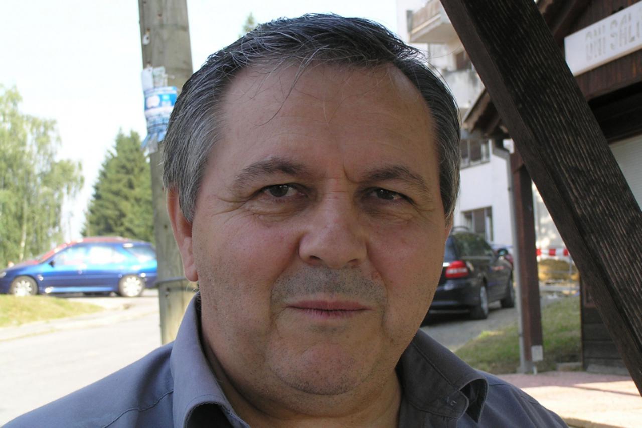 'zagorje - 02. 07. 2010.,Zlatar Bistrica, Hrvatska - Otvorena prva trznica, prostor za prodaju poljoprivrednih proizvoda proizvedenih na OPG-ima, kupac Stjepan Farago'
