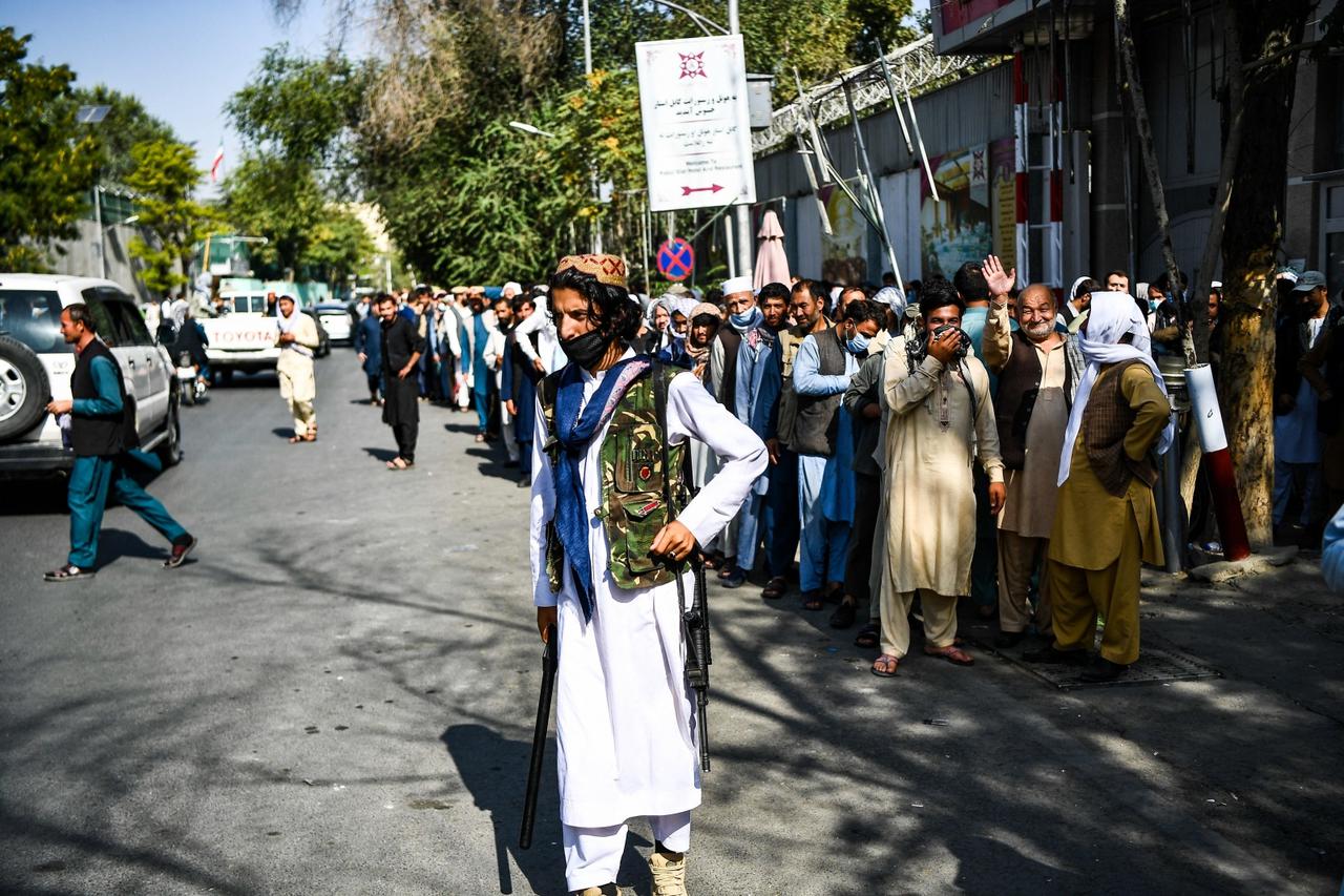 Desperate people continue to queue up in front of banks - Kabul