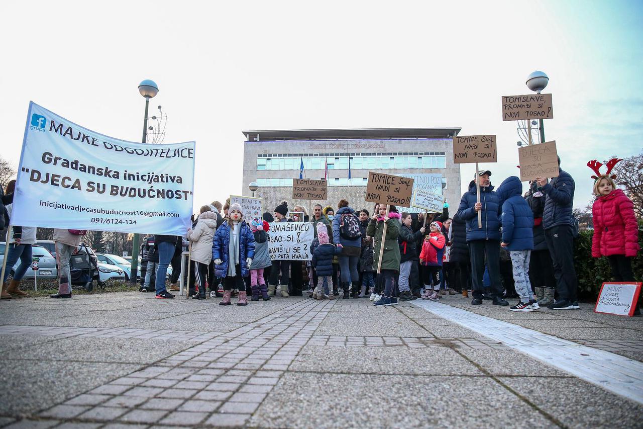 Zagreb: Prosvjed roditelja odgojitelja ispred Gradskog poglavarstva