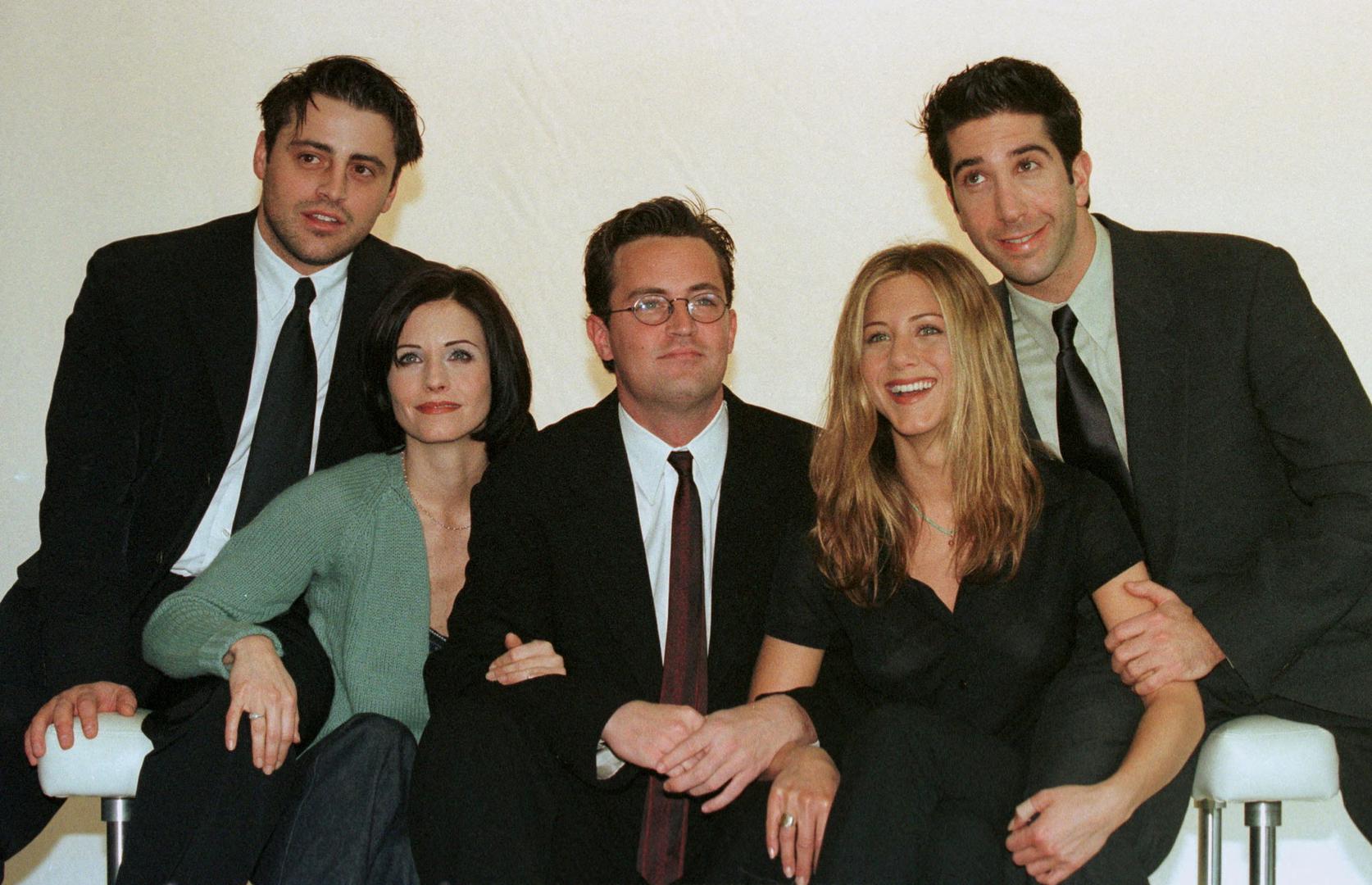Glumačka postava američkog TV sitcoma "Prijatelji" Courteney Cox, Matt Le Blanc, Matthew Perry, David Schwimmer i Jennifer Aniston poziraju za službene fotografije u televizijskom centru Channel 4 u Londonu, 25. ožujka 1998. godine.