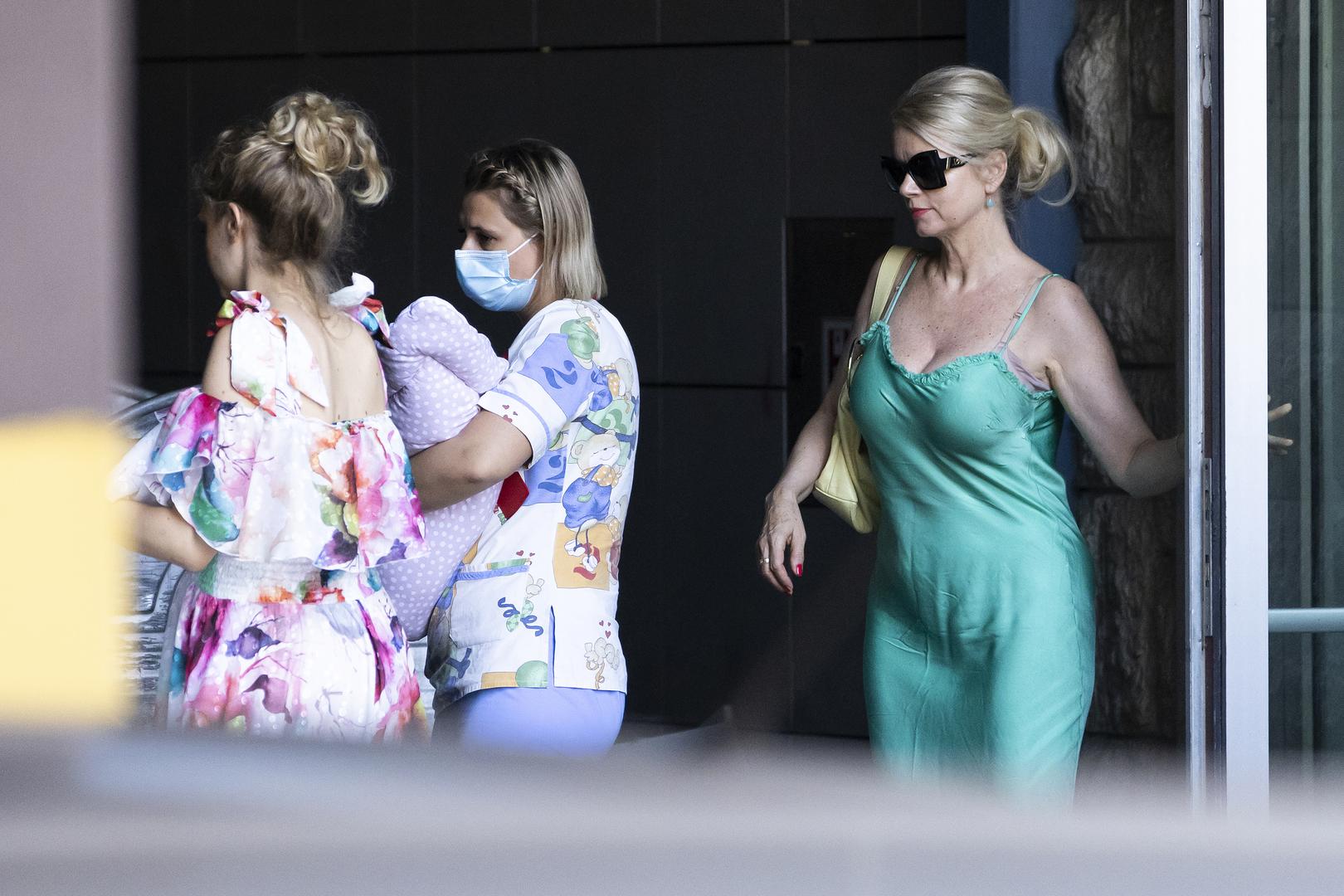 21.07.2022., Split - Hana Huljic Graso je u drustvu majke Vjekoslave Huljic i novorodene bebe izasla iz rodilista. Photo: Milan Sabic/PIXSELL