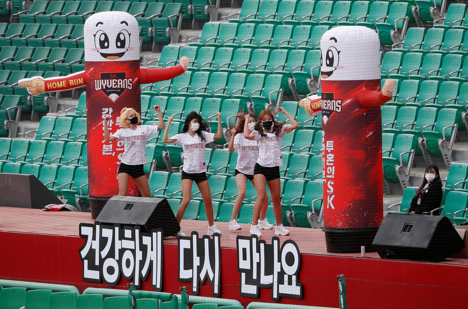 Inače, u Koreji je bejzbol među popularnijim sportovima, a klubovi su za utakmicu angažirali svoje plesne timove