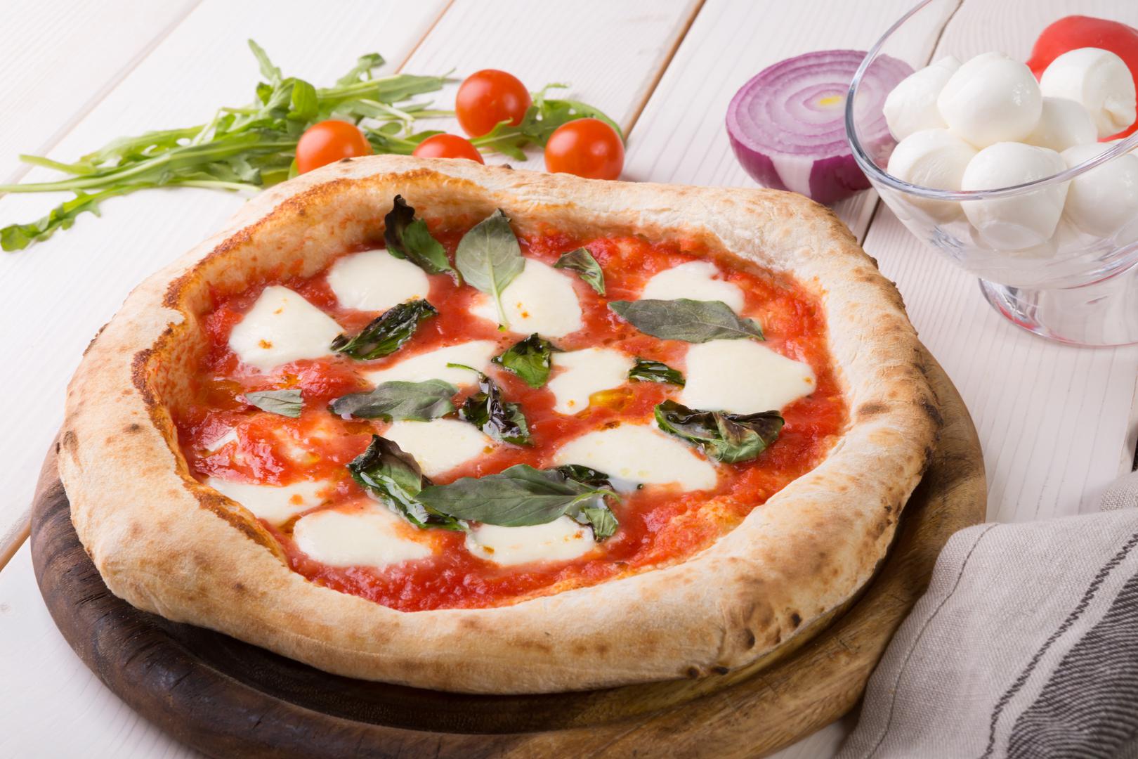 Postoji više uvriježenih naziva za Margherita pizzu poput pizza sa sirom, ili "prazna pizza", ali pizza Margherita u originalu je znatno "bogatija". 