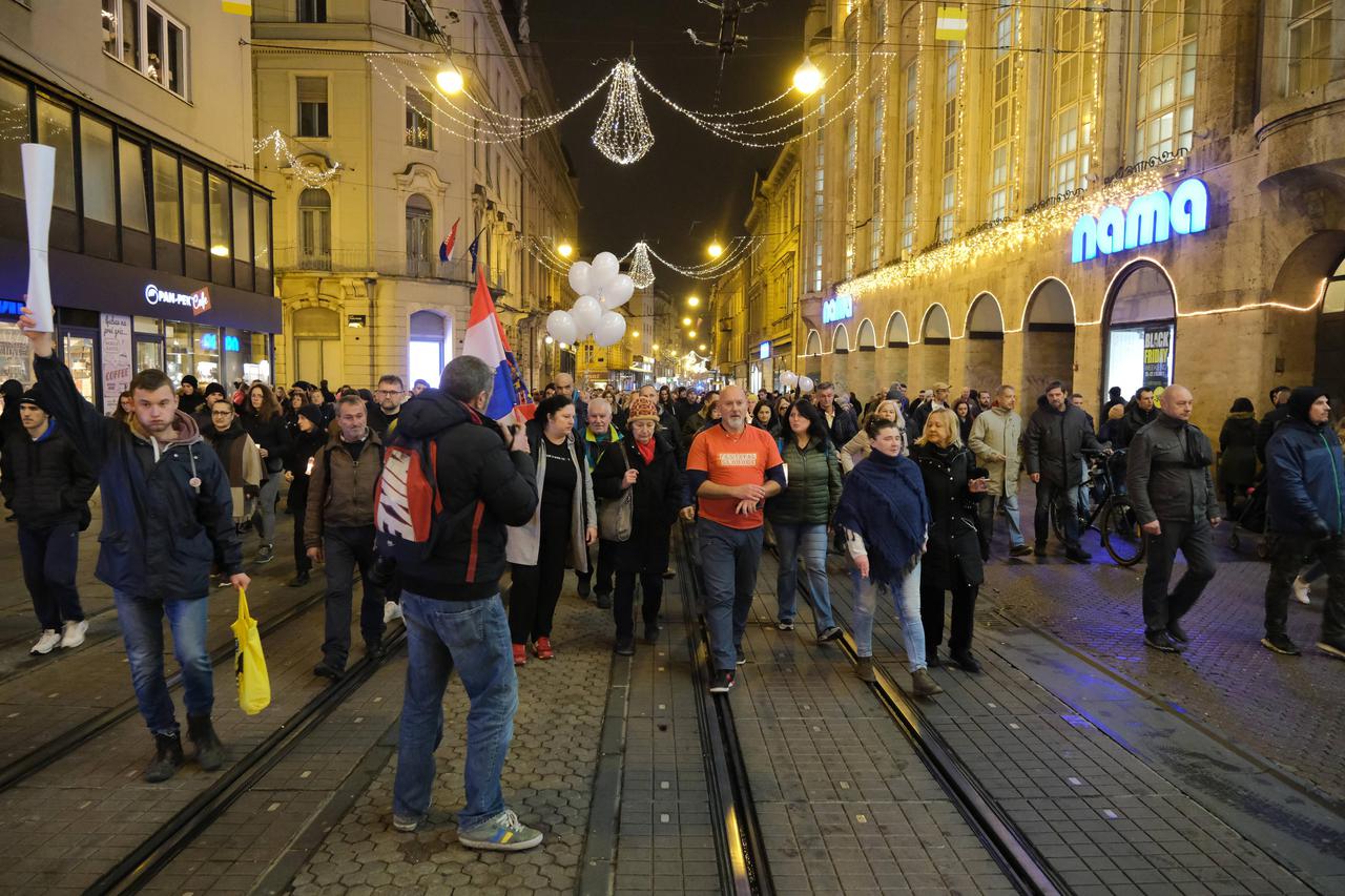 Zagreb: Bijeli tihi marš, prosvjednici se probili do Markovog tga usprkos policiji 