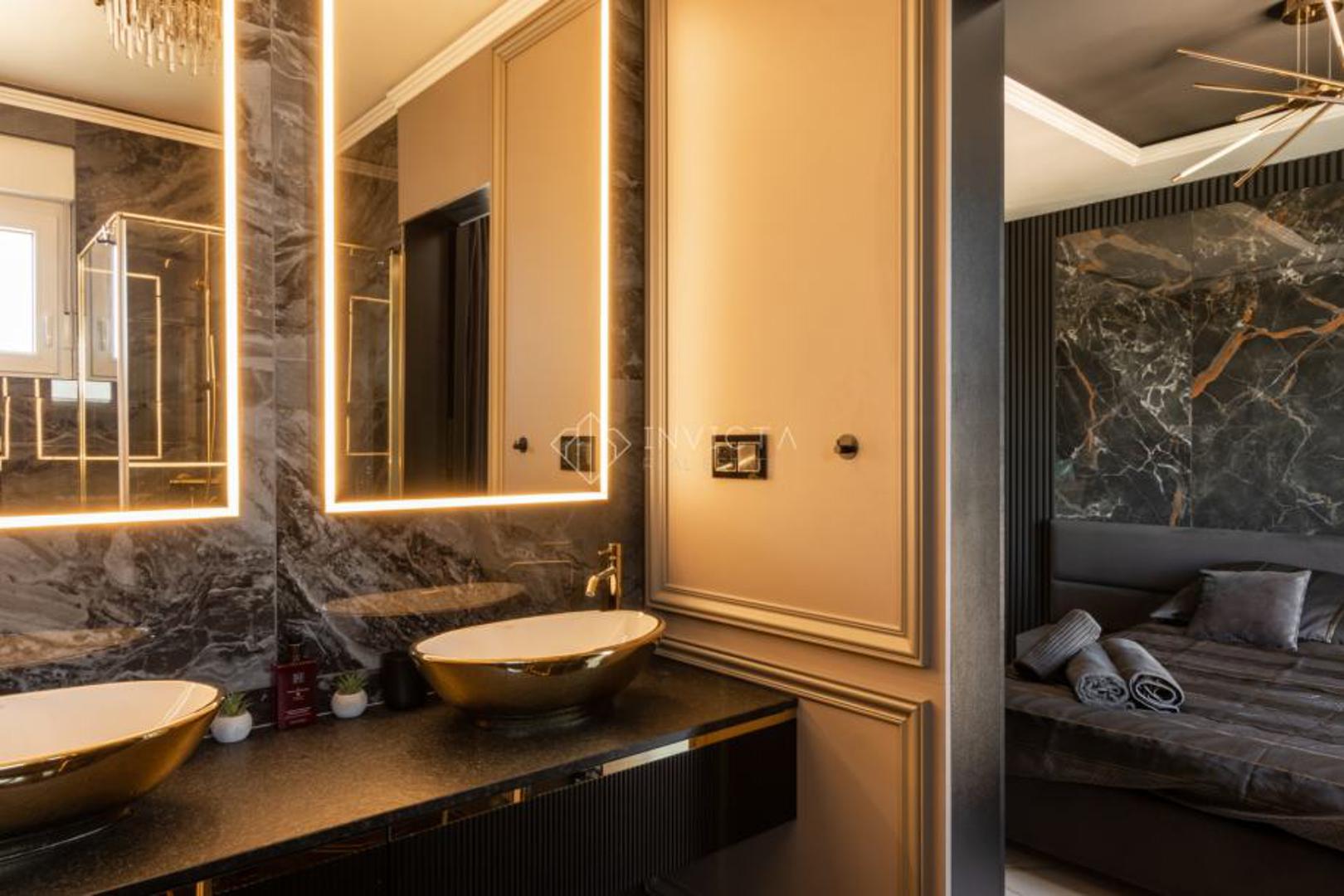 Ono što ovu nekretninu posebno izdvaja jest krovna terasa s jacuzzijem za osam osoba i panoramskim pogledom na more i okolne otoke. Penthouse je potpuno namješten, energetski razreda A+, te je osmišljen kako bi ponudio spoj luksuza, privatnosti i blizine mora. 