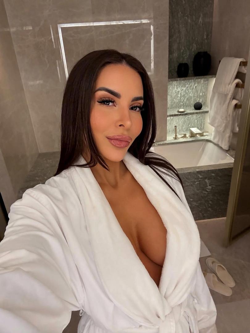 Ipak, afera s Tottijem nije najmračnije poglavlje u životu atraktivne novinarke. Prije nekoliko godina proživljavala je istinski pakao zbog bivšeg partnera, Francesca Anielinija, koji je 2022. osuđen na dvije godine i četiri mjeseca zatvora zbog uhođenja.