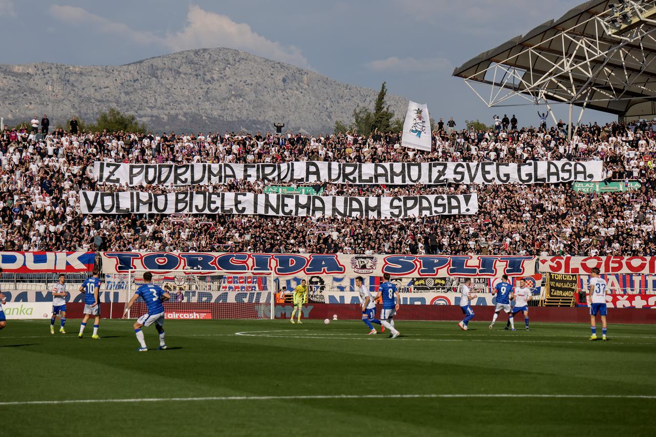 Split: Navijači na tribinama prate utakmicu Hajduk - Dinamo 