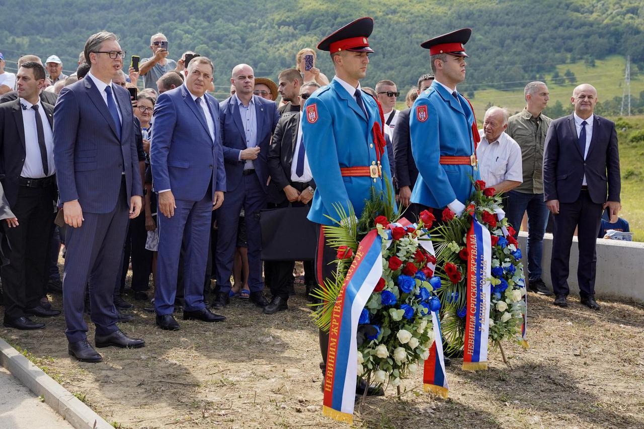 Bosanski Petrovac: Milorad Dodik i Aleksandar Vučić na spomen obilježju na Petrovačkoj cesti 