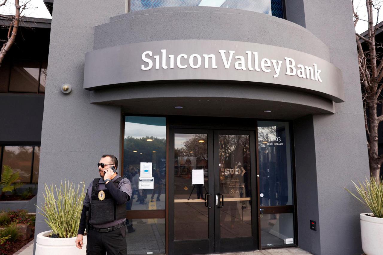 FILE PHOTO: FILE PHOTO: Silicon Valley Bank branch in Santa Clara, CA