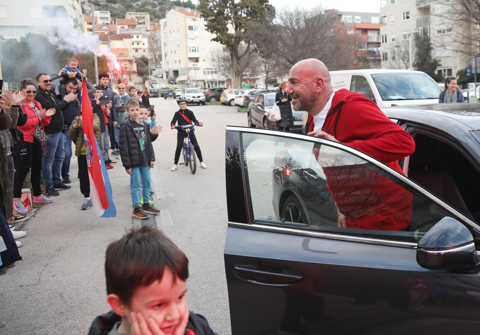 Palile su se baklje, stigla je i živa glazba
