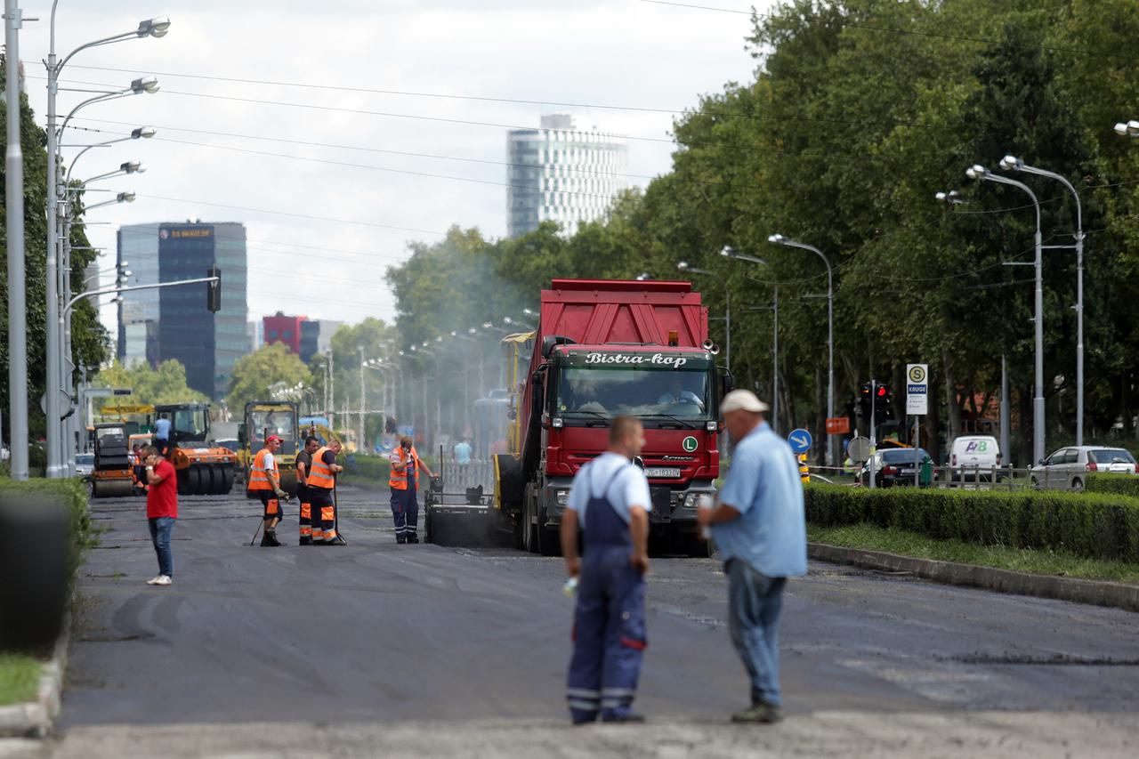 18.08.2015, Zagreb - Radovi na obnovi sjevernog kolnika Ulice grada Vukovara. Photo: Borna Filic/PIXSELL