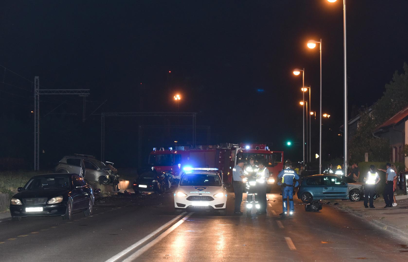 STRAVIČAN PRIZOR -  Policija je u četvrtak navečer radila očevid, a o silini sudara svjedočile su krhotine uništenih vozila. U nesreći su sudjelovala četiri vozila