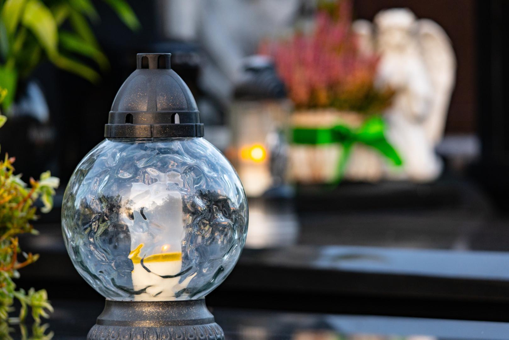 'Vrati & napuni' sustav za staklo i baterije: Zadržite sve staklenke i lantern-kućišta te ih svake godine dopunjujte voskom odnosno uljem ili zamijenite LED uložak. Koristite punjive baterije i odlažite stare u posebne spremnike na kioscima, u drogerijama i dućanima tehnike. Time drastično smanjujete otpad i trošak.