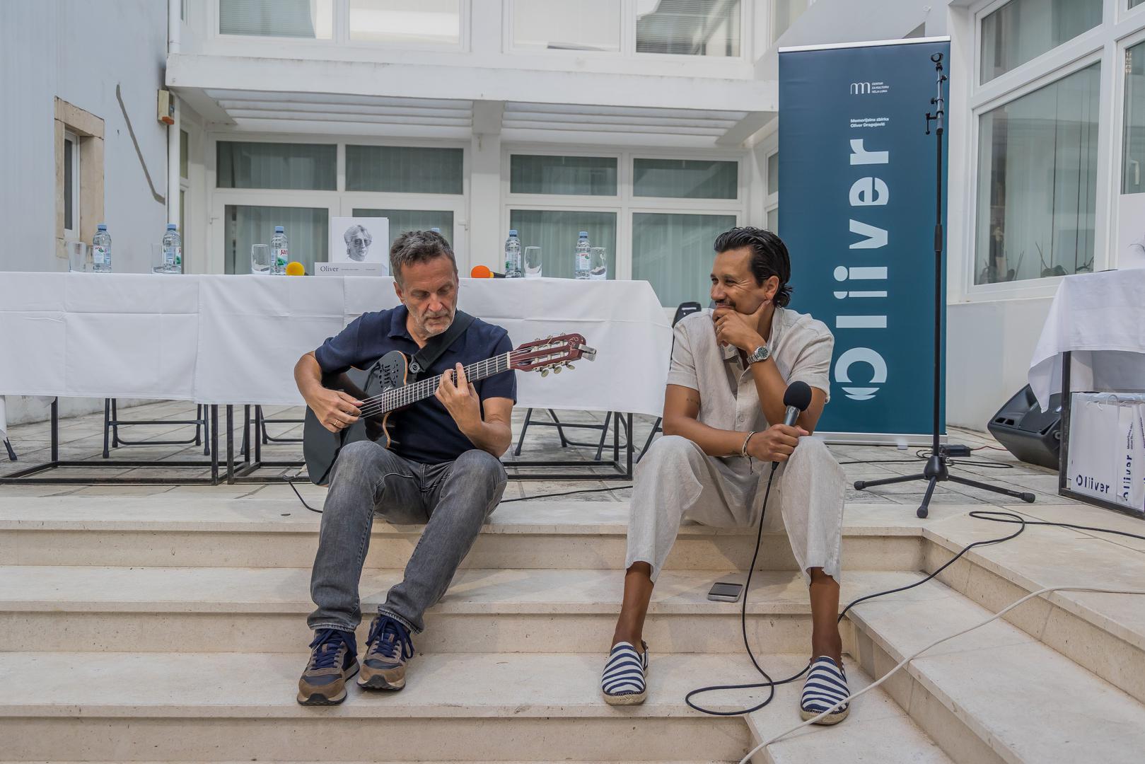Vrhunac manifestacije slijedi sutra, 29. srpnja, kada će se ispred rive u Veloj Luci održati tradicionalni koncert "Trag u beskraju" u čast nezaboravnog Olivera.