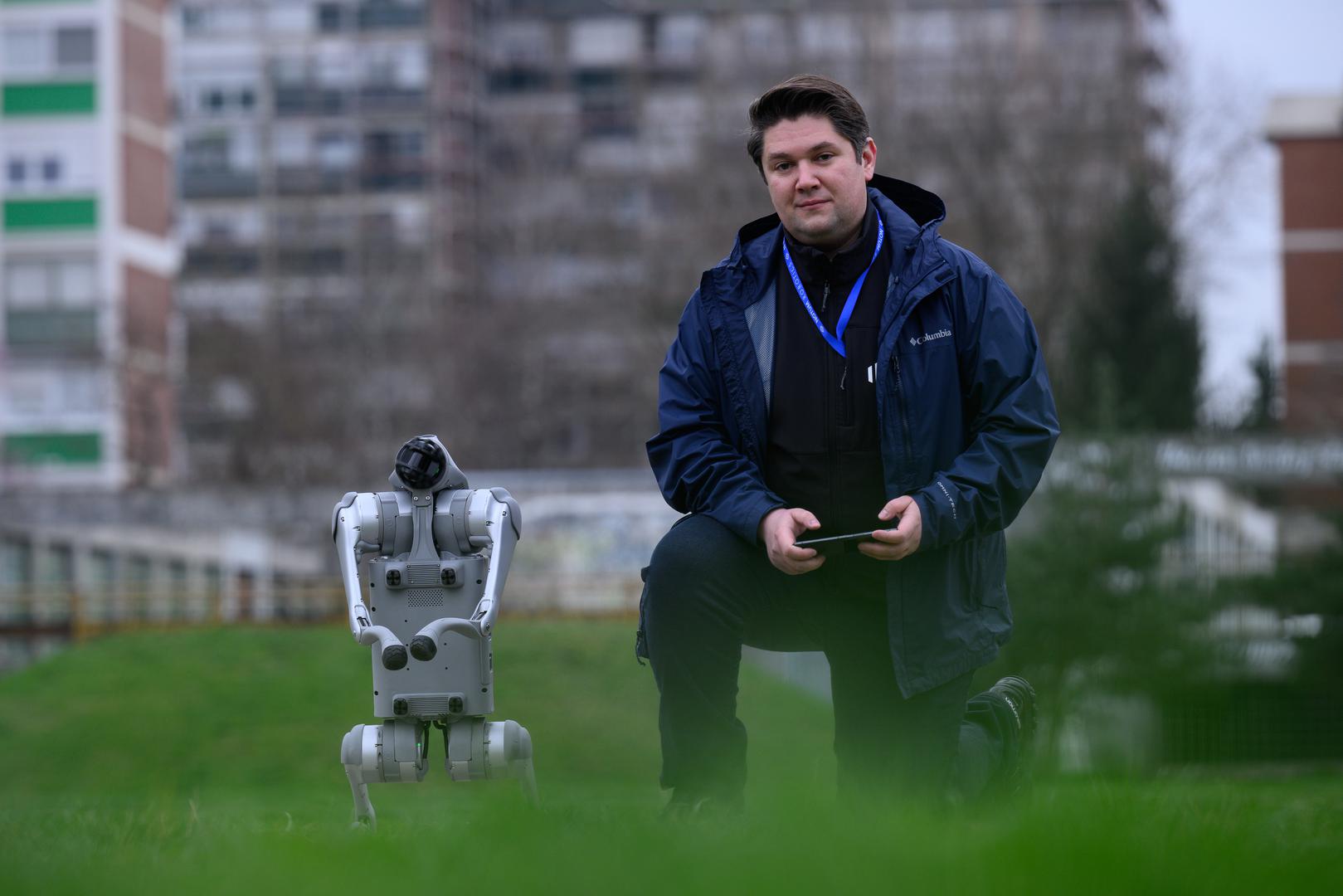 07.03.2024., Velika Gorica -  Milan Rajcevic, vlasnik i direktor tvrtke Notum Robotics sa suradnikom Ivanom Batinicem prosetao je Parkom dr. Franje Tudjmana u velikoj Gorici u drustvu robota psa. Za robota su podjednako bili zainteresirani prolaznici i njihovi ljubimci psi. Robot pas je komercijalni proizvod koji se radi po narudjbi, a ono sto je kod njega interesantno i unikatno su softverska rijesenja. Poanta je da ta platforma bude autonomna, bez ljudske intervencije i sa minimalnim odrzavanjem izvrsava zadatke prema svojem programu, da se snalazi u nepoznatim okolnostima, po nepoznatom terenu. Primjene su neogranicene, od sigurnosnih primjena, sluzbe spasavanja, nadzora te interakcije i edukacije. Puni se do 24 sata zbog tehnologije baterije i moze raditi do 3 sata, a trcati moze brzinom do 20 km/h. Trenutno nije vodootporan ali s vremenom moze postati i vodootporan i vatrootporan za siri spektar primjena. Milan Rajcevic.
 Photo: Davor Puklavec/PIXSELL