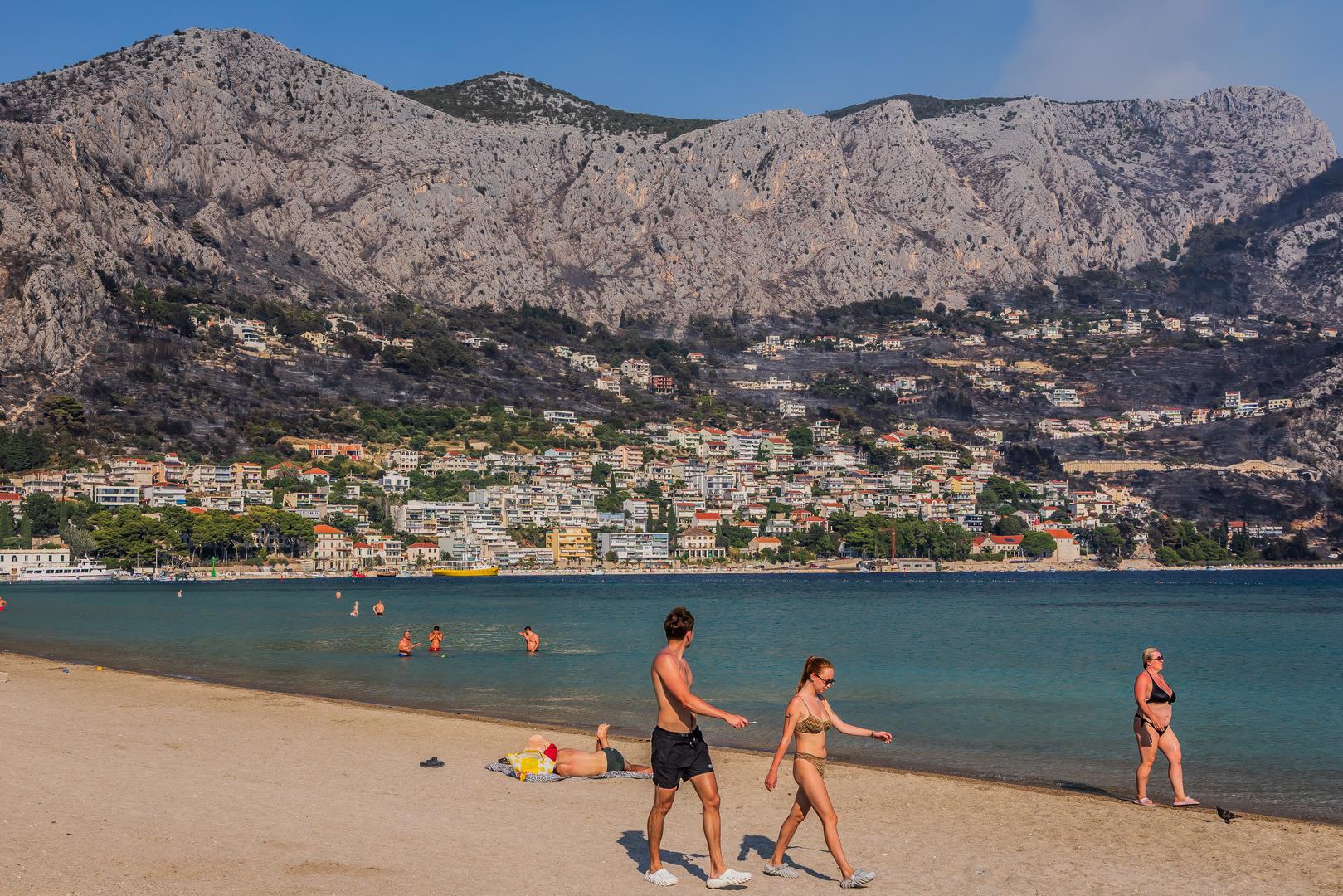 Fotografije iz Omiša pokazuju izgorjela područja iznad grada, koja sada pružaju prizor velikog razaranja. No, istodobno se na plažama ponovno mogu vidjeti kupači, a svakodnevni život postupno se nastavlja.