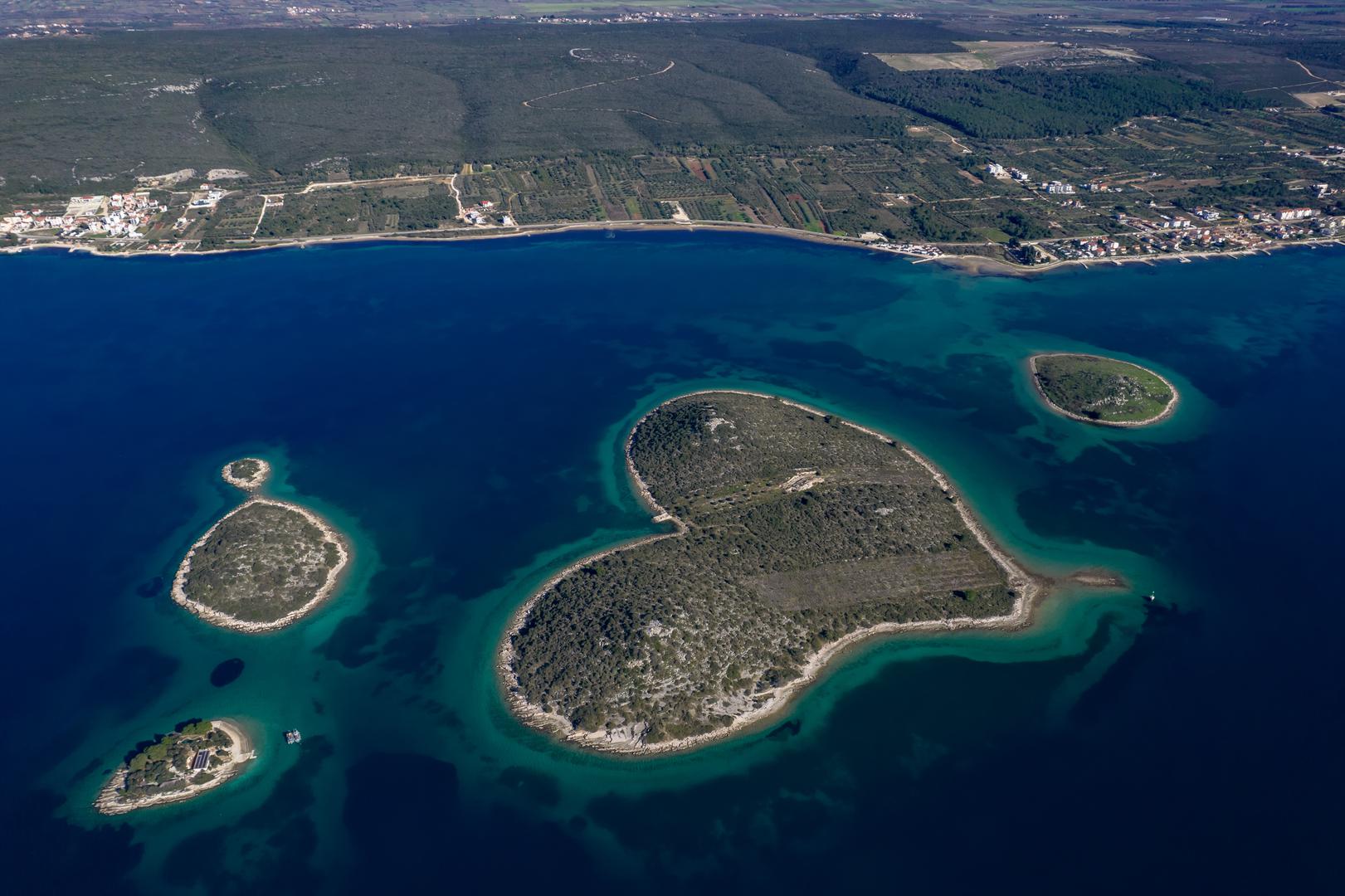 No, ovo zemljopisno čudo možete posjetiti i ako niste među superbogatašima s vlastitom jahtom, jer iz Tkona, na otoku Pašmanu, dnevno polazi niz izletničkih brodova.Otok Galešnjak također nudi sadržaje za zaruke i intimna vjenčanja, nudeći slikovito i romantično mjesto za veliki dan svakog para.