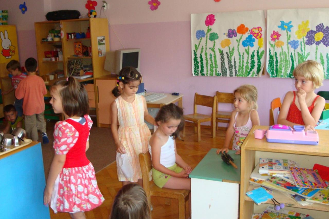 \'za...sis...hrvatska kostajnica....Grad H. Kostajnica nema novca za djecji vrtic, ali to ne znaci da nema vrtica