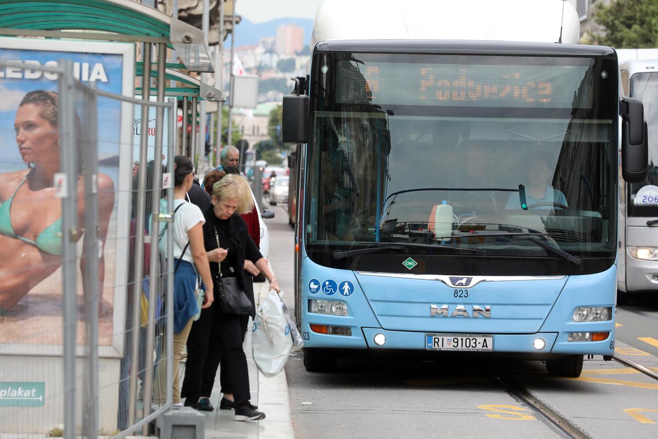 Autobusi i garaza Komunalnog drustva Autotrolej