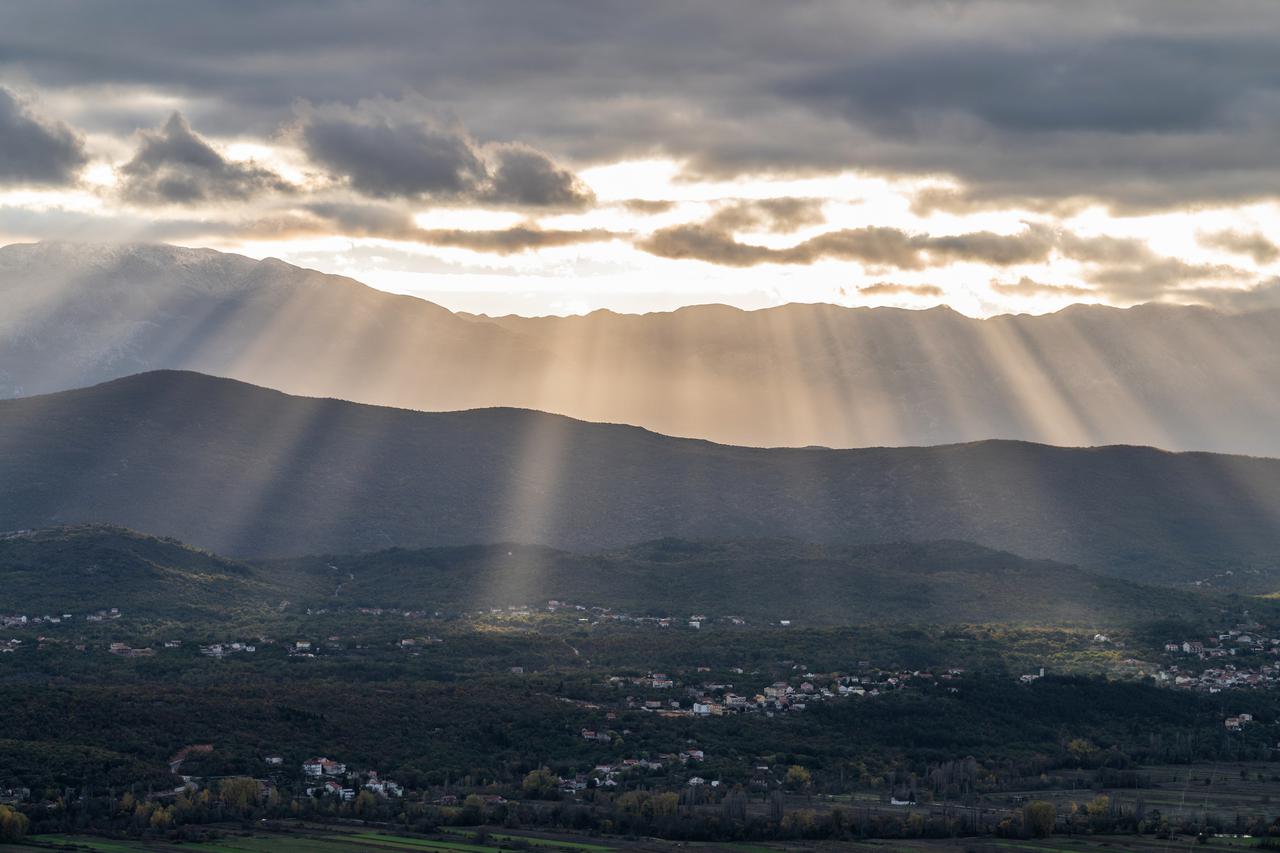Pogled iz Imotskog na Modro jezero i Biokovo